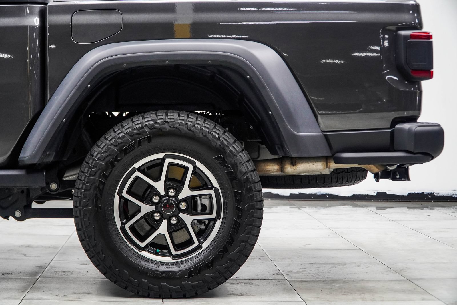 Used 2024 Jeep Gladiator Rubicon w/ Technology Group AWD/4WD image 17