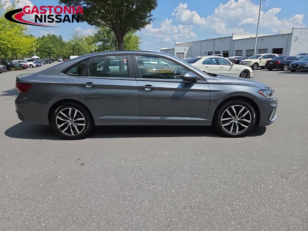Used 2025 Volkswagen Jetta SE FWD image 10