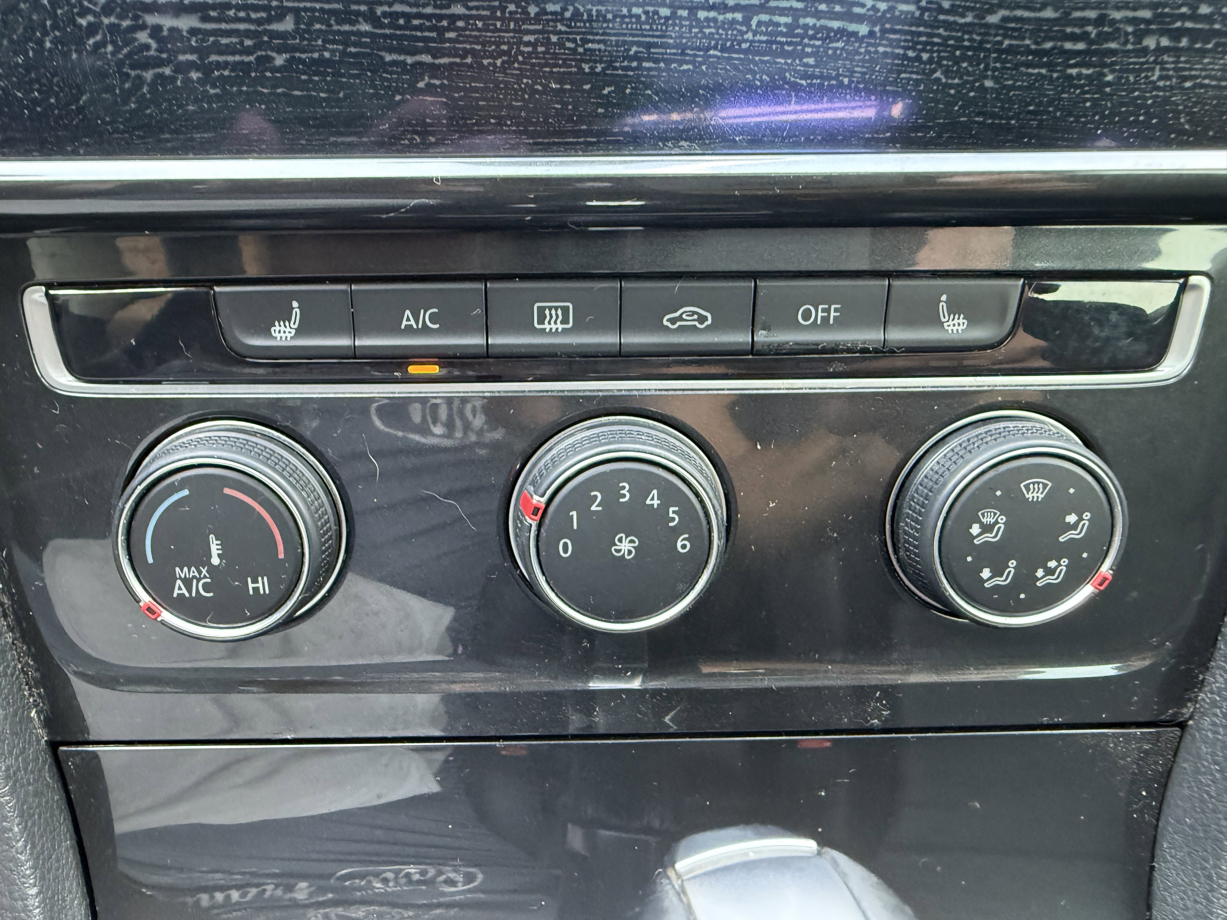 Used 2019 Volkswagen Golf SE image 36