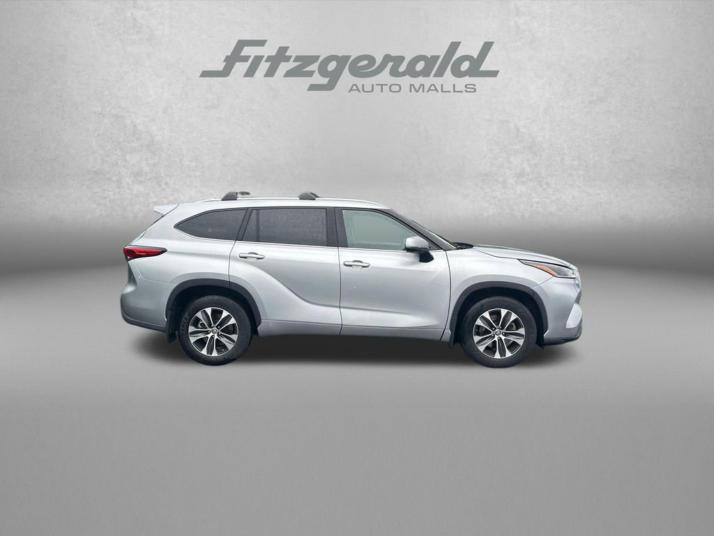 Used 2021 Toyota Highlander XLE AWD/4WD image 8