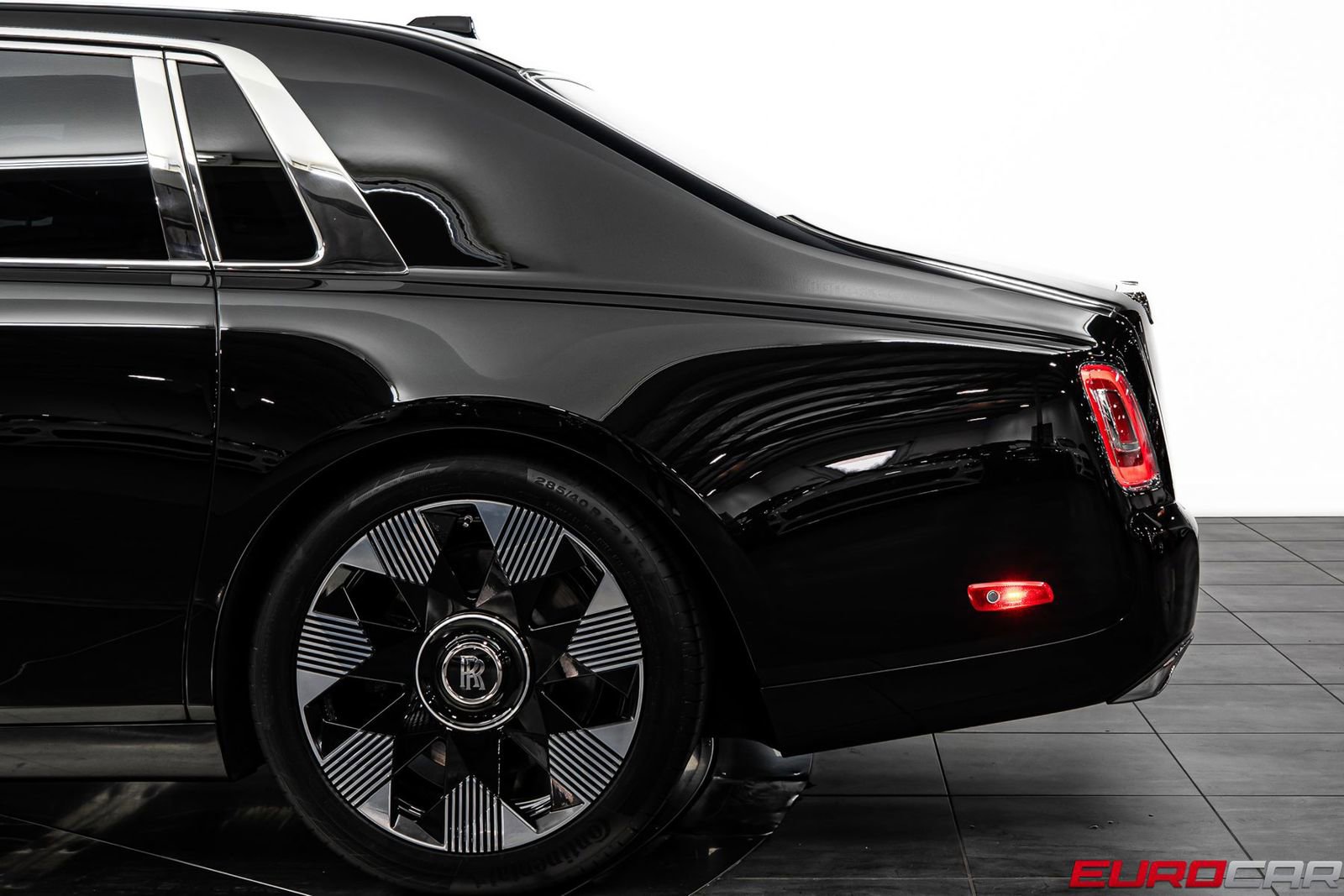 Used 2024 Rolls-Royce Phantom Sedan w/ The Phantom Package RWD image 17
