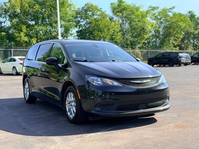 Used 2022 Chrysler Voyager LX FWD image 3