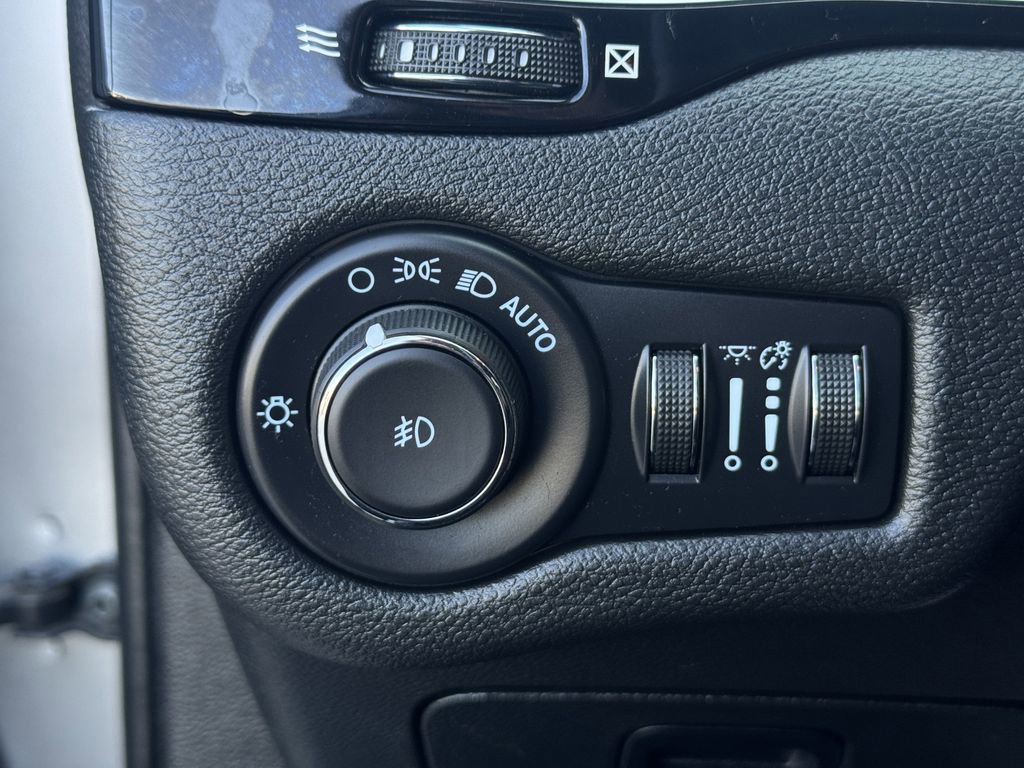 Used 2021 Jeep Cherokee Latitude Plus FWD image 21