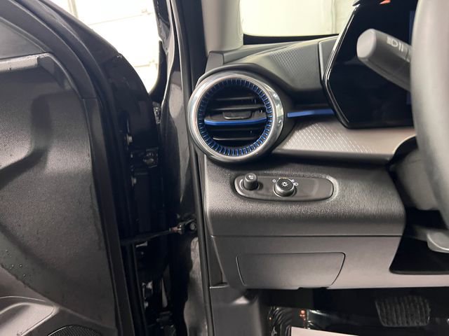 Used 2025 Chevrolet Trax LT w/ LT Convenience Package image 28