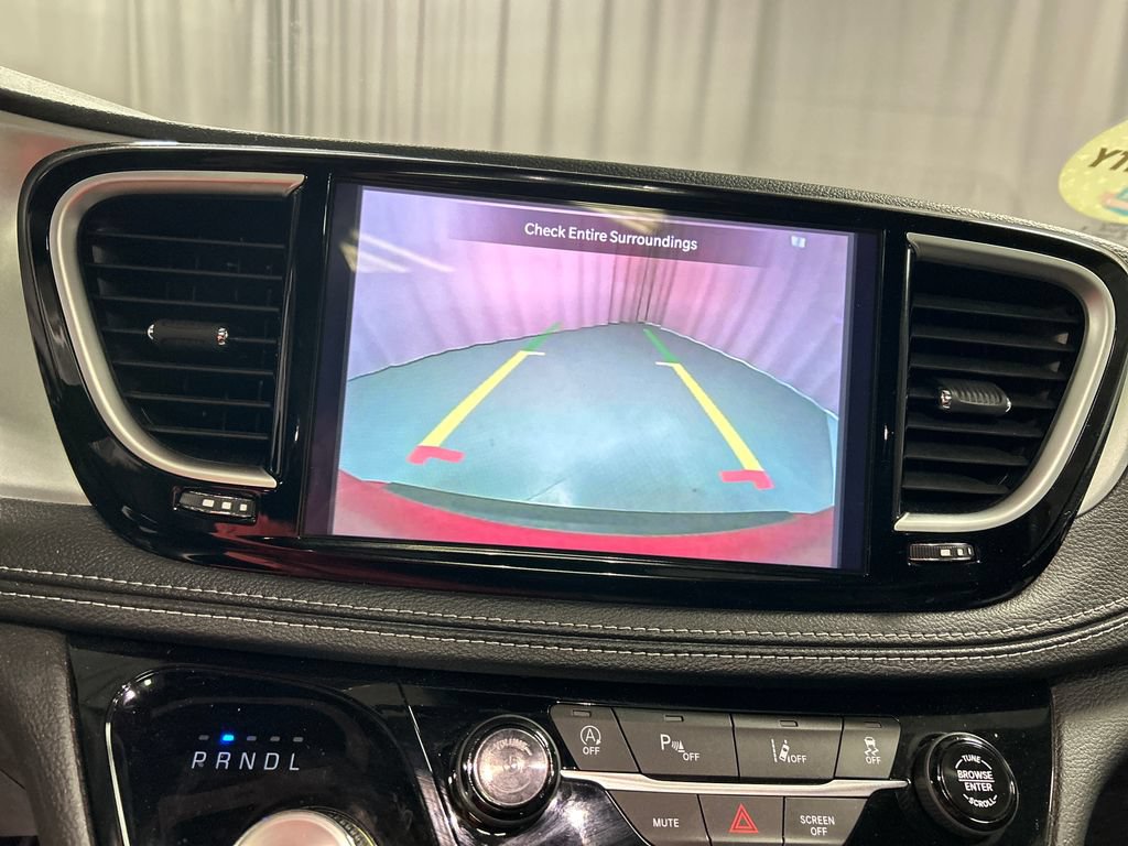 Used 2025 Chrysler Pacifica Limited w/ Trailer Tow Group FWD image 18