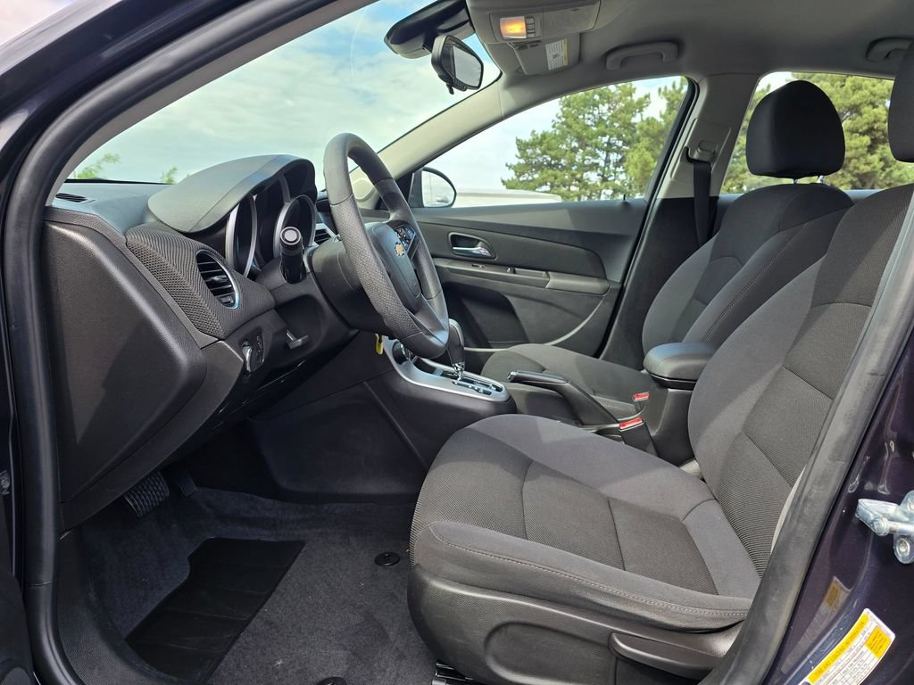 Used 2016 Chevrolet Cruze LT w/ Technology Package FWD image 13