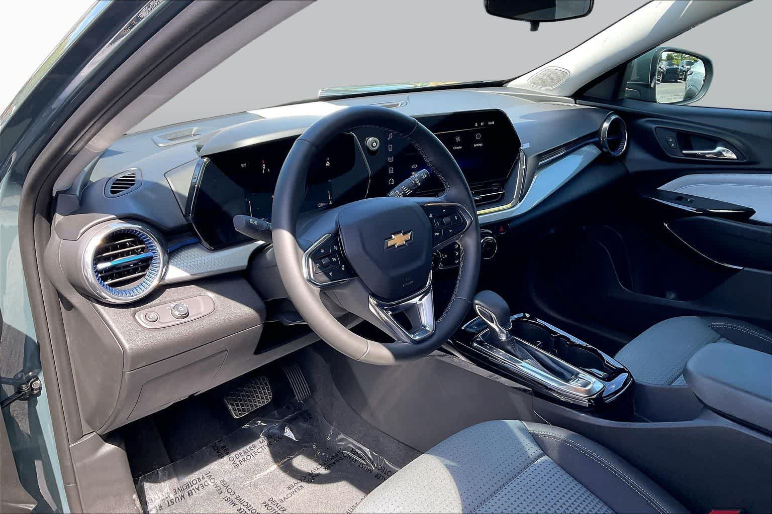 Used 2026 Chevrolet Trax LT w/ LT Convenience Package FWD image 14