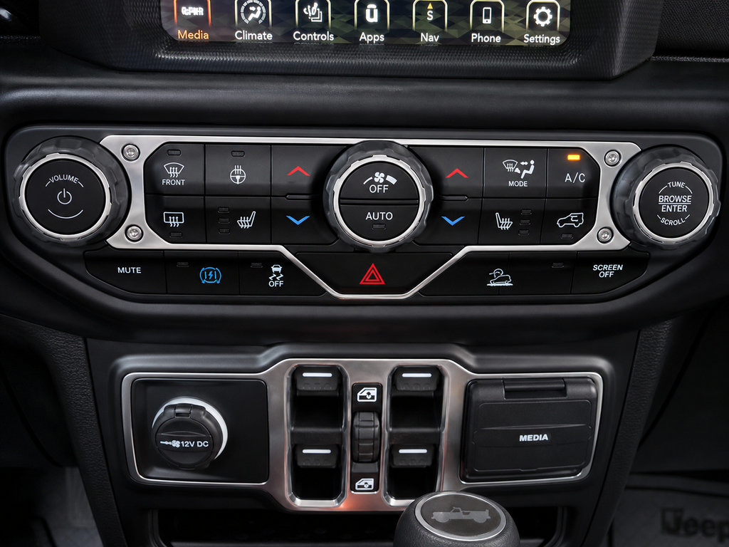 Used 2023 Jeep Wrangler Unlimited Sahara w/ Cold Weather Group AWD/4WD image 9