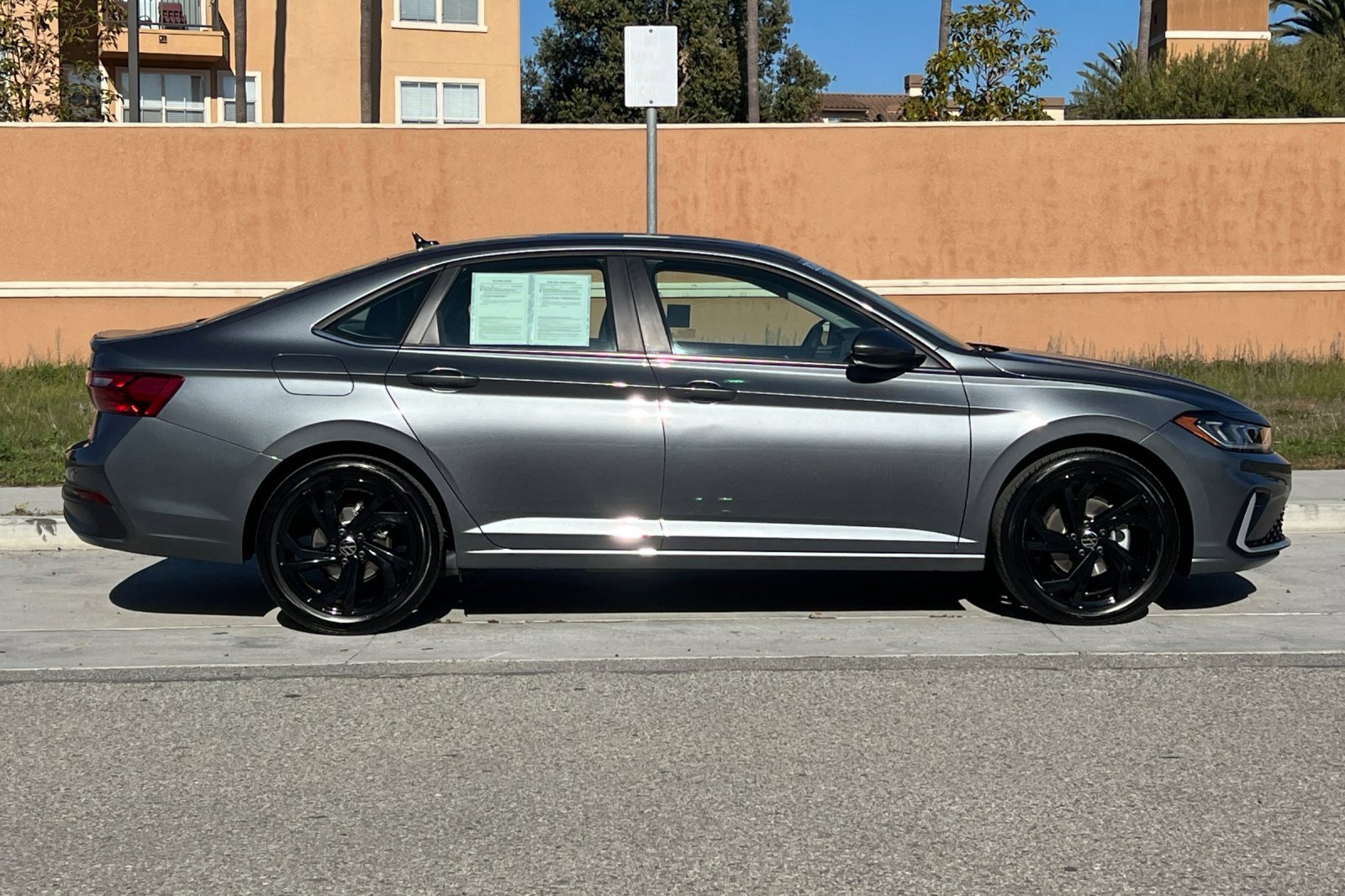 Certified 2025 Volkswagen Jetta SE image 3