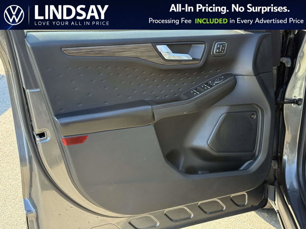 Used 2020 Ford Escape Titanium image 9
