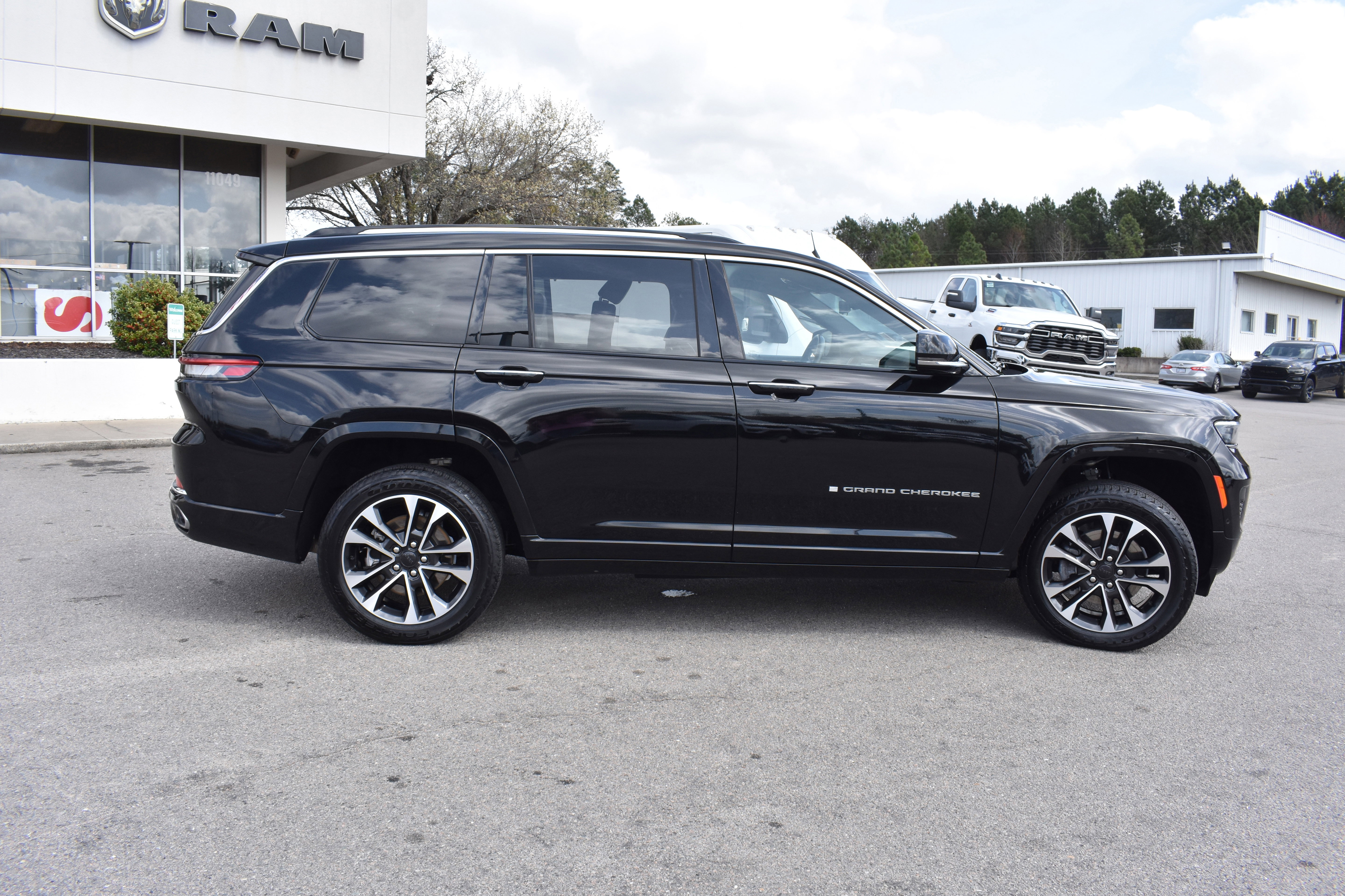 Used 2021 Jeep Grand Cherokee L Overland w/ Luxury Tech Group IV image 10