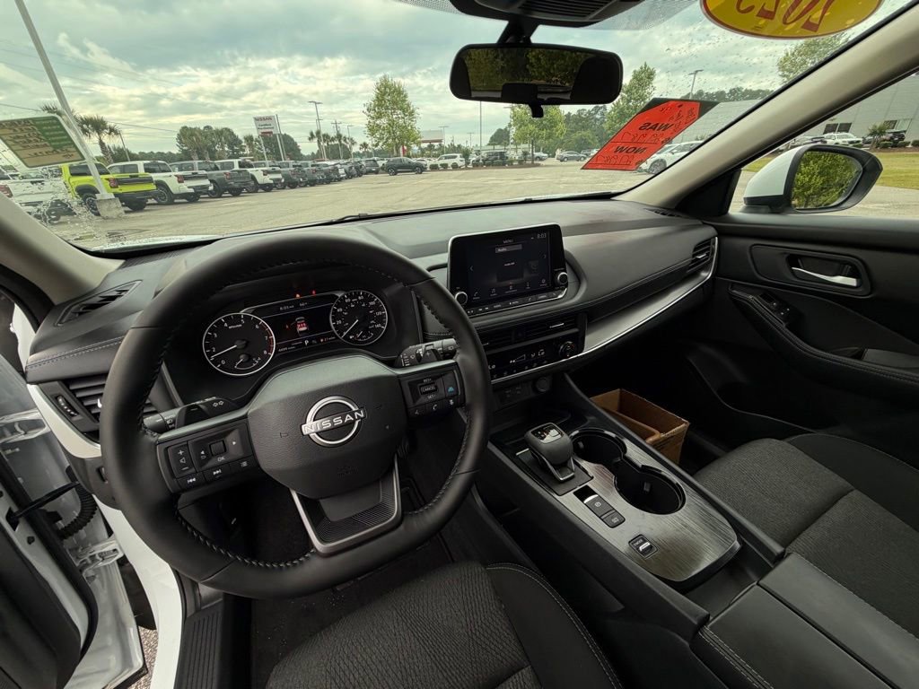 Used 2025 Nissan Rogue SV FWD image 23