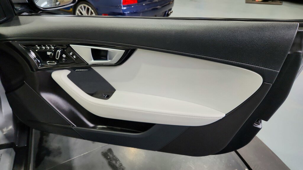 Used 2015 Jaguar F-TYPE S image 21