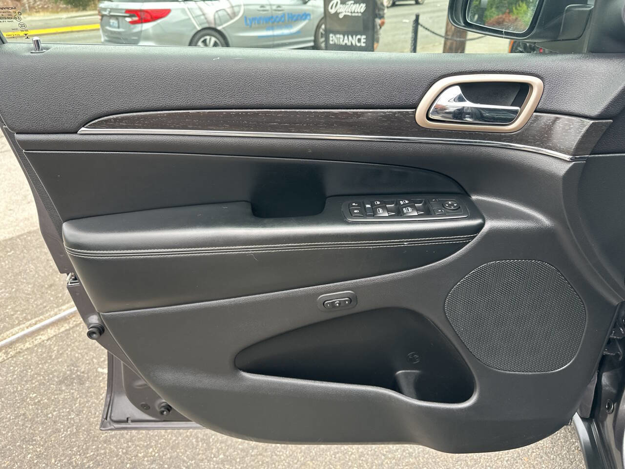 Used 2017 Jeep Grand Cherokee Limited w/ Luxury Group II image 40