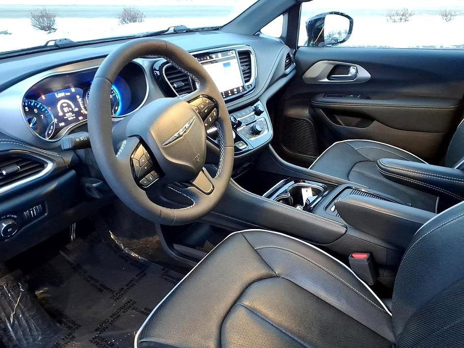 Used 2023 Chrysler Pacifica Limited w/ Uconnect Theater Family Group image 14