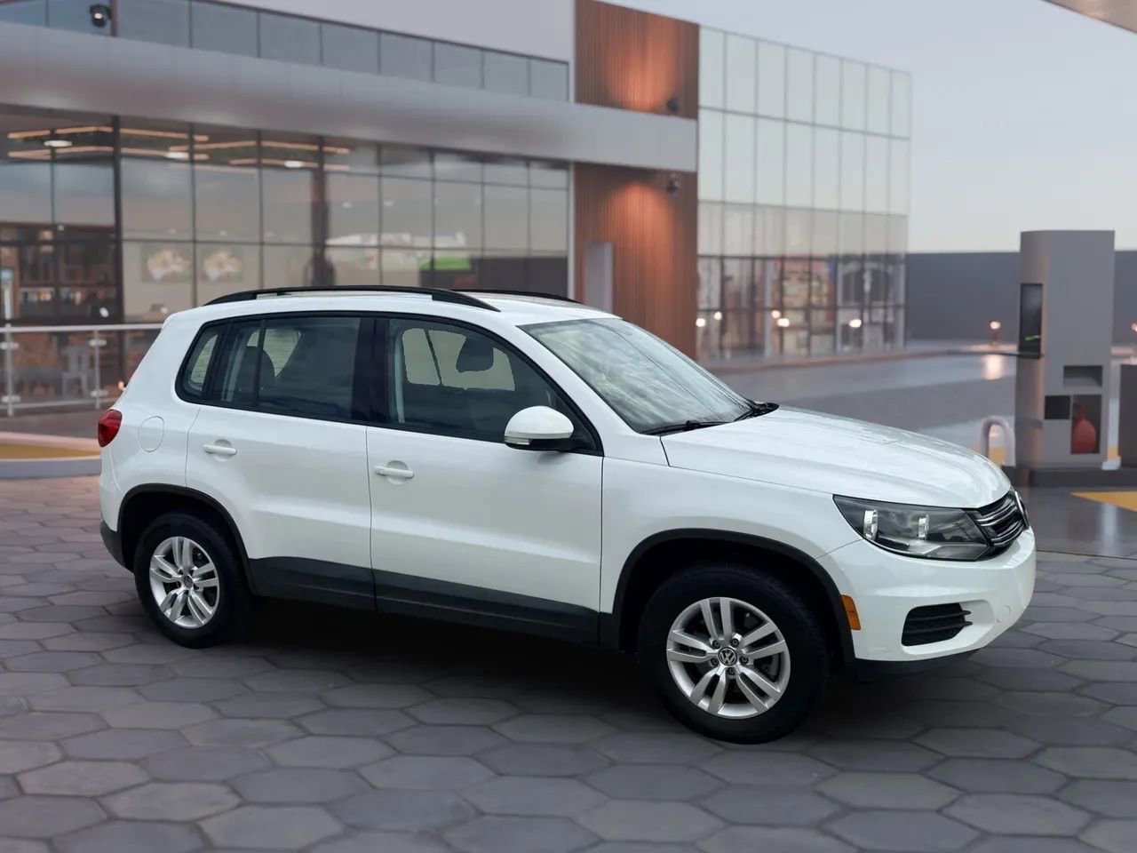 Used 2017 Volkswagen Tiguan S image 18