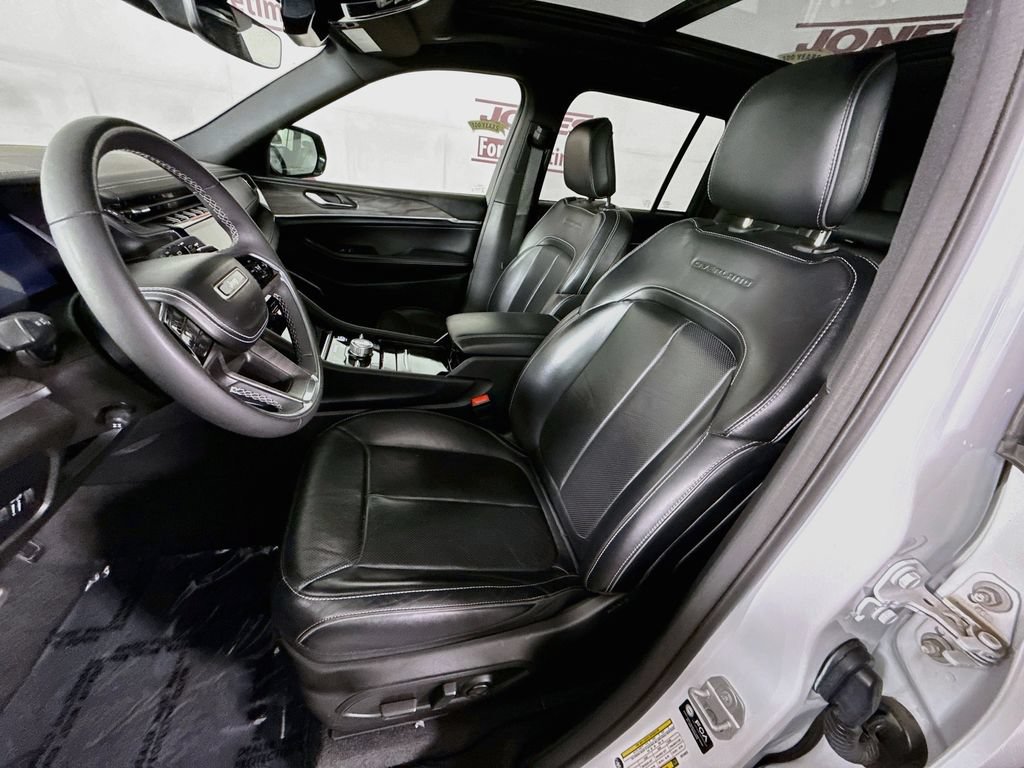Used 2023 Jeep Grand Cherokee Overland AWD/4WD image 28