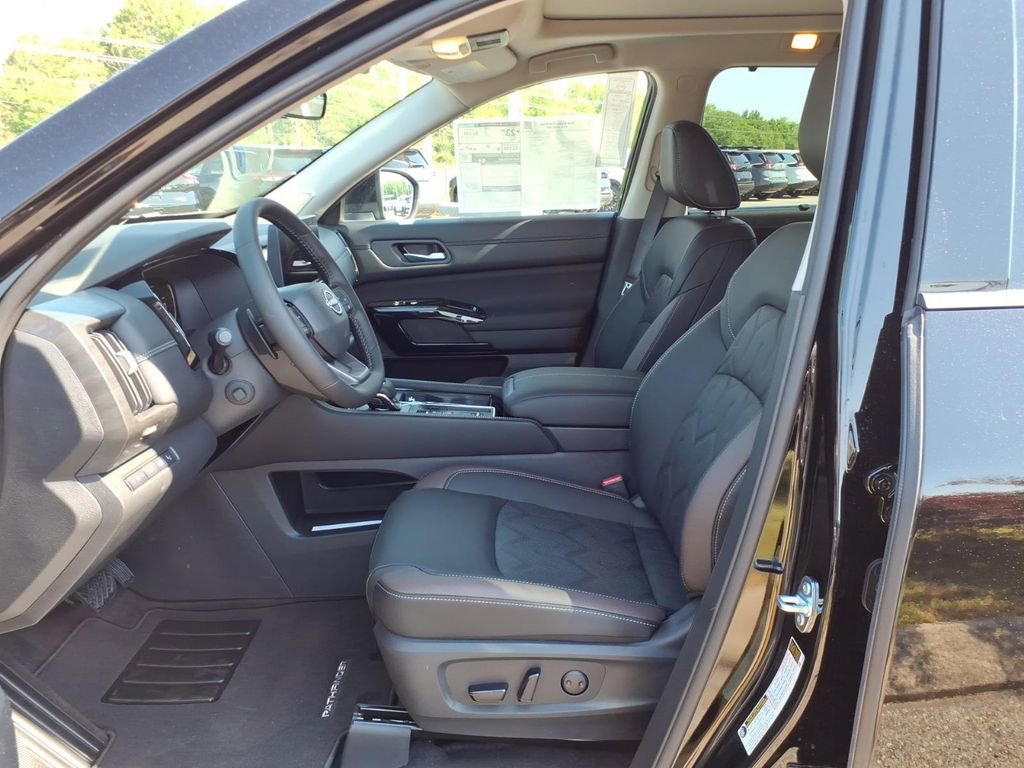 New 2026 Nissan Pathfinder Platinum FWD image 6