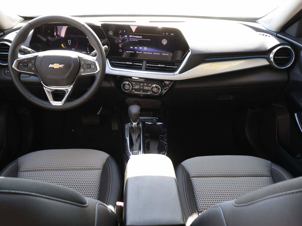 Used 2025 Chevrolet Trax LT w/ LT Convenience Package FWD image 12