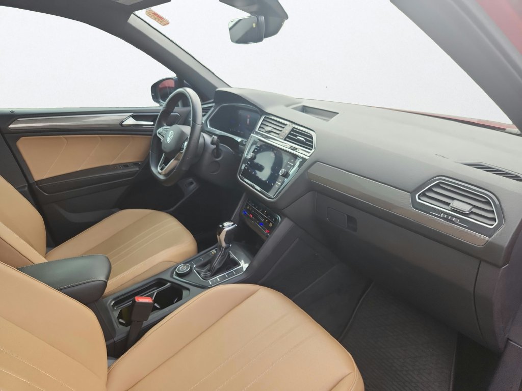 Certified 2024 Volkswagen Tiguan SE R-Line AWD/4WD image 25