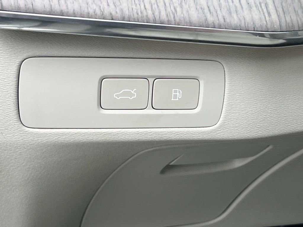 Used 2024 Volvo XC90 T8 Plus w/ Protection Package Premier image 24