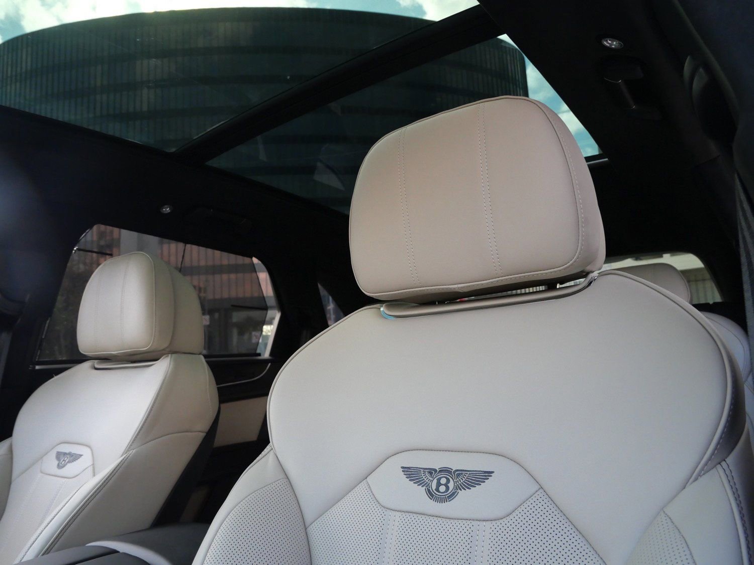 Used 2025 Bentley Bentayga image 14