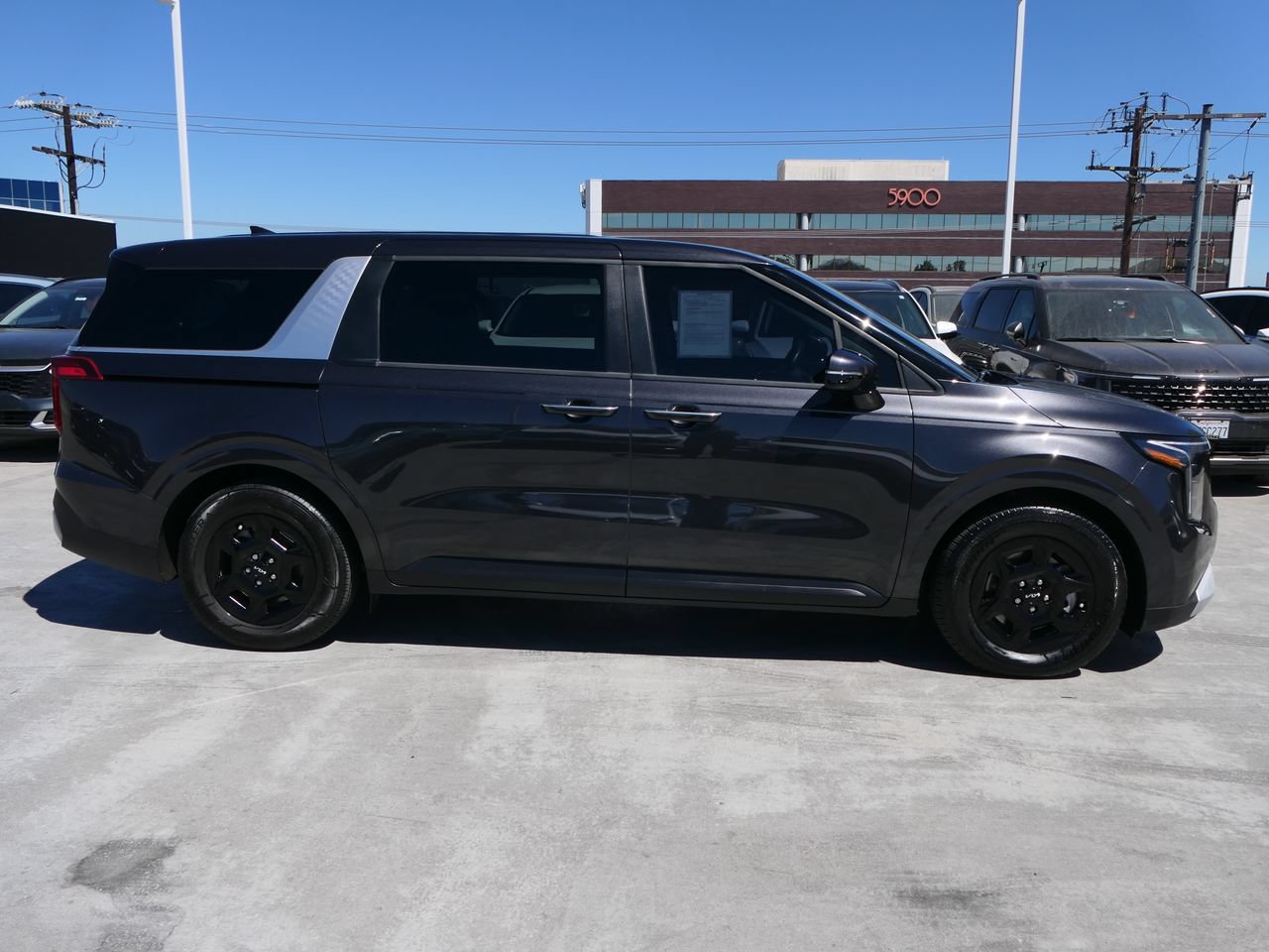 Used 2025 Kia Carnival FWD image 2