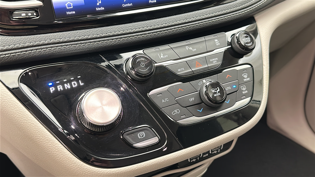 Used 2023 Chrysler Pacifica Touring-L FWD image 19
