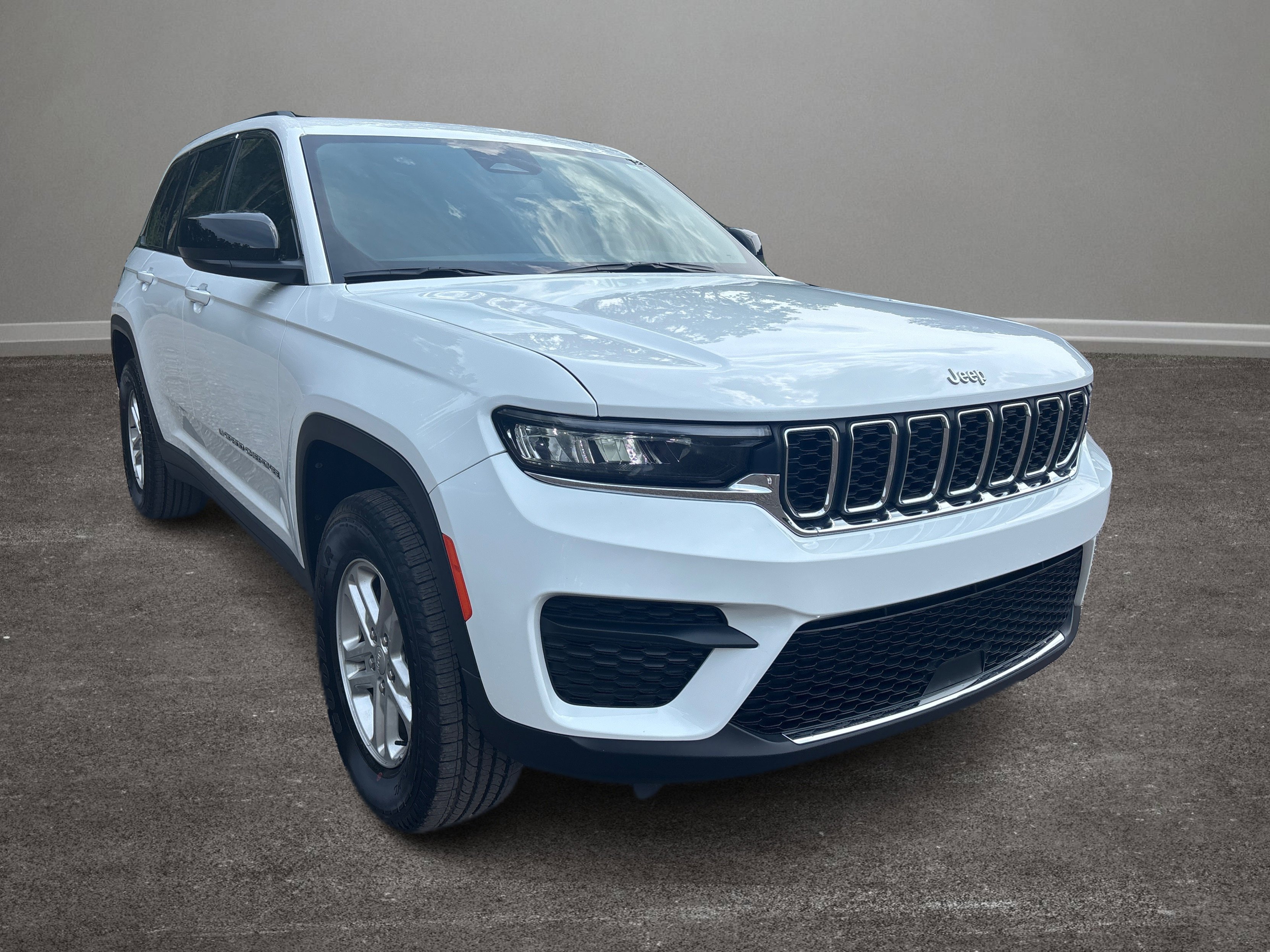 Used 2024 Jeep Grand Cherokee Laredo image 39