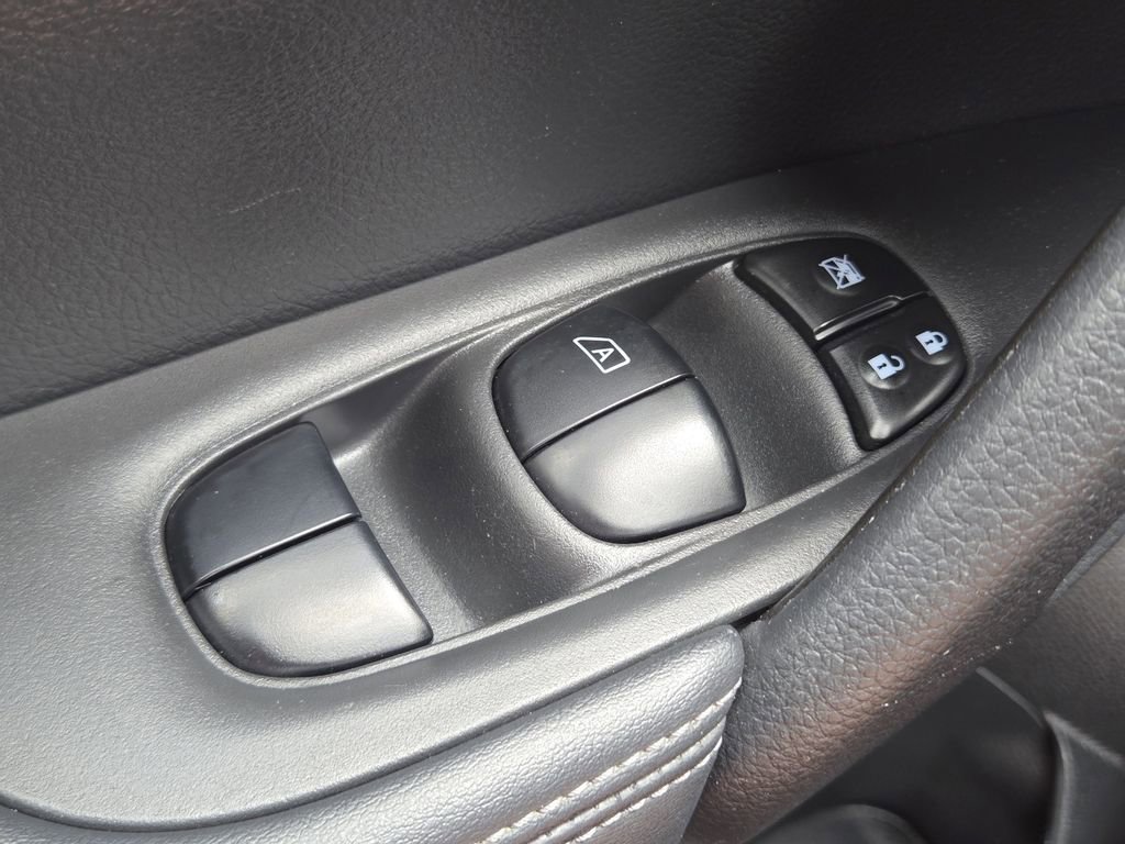 Used 2019 Nissan Rogue SV image 32