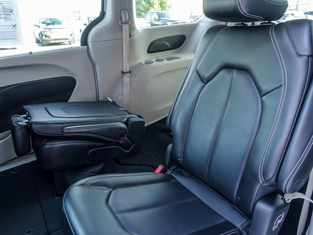 Used 2023 Chrysler Pacifica Touring-L image 28