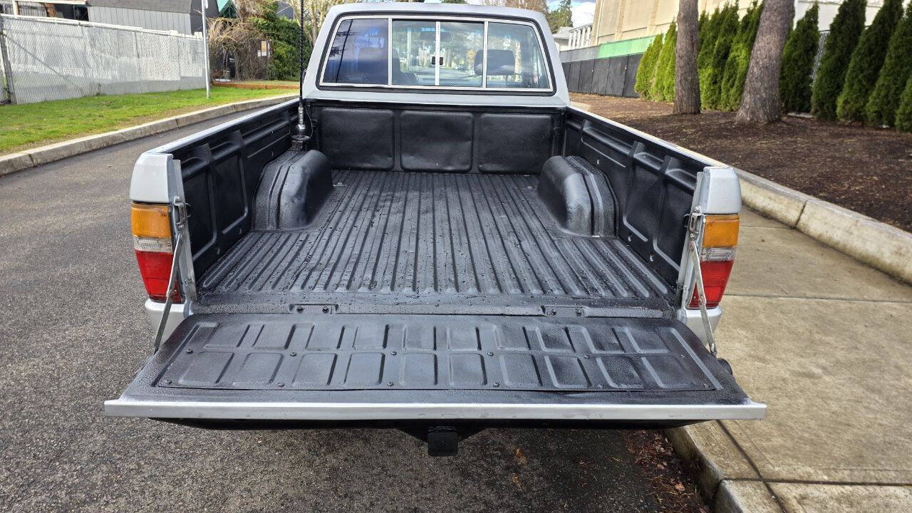 Used 1987 Toyota Pickup Deluxe AWD/4WD image 19