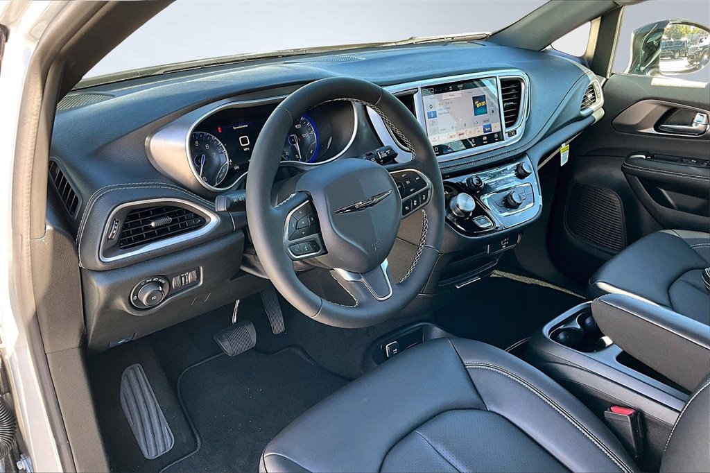 New 2026 Chrysler Pacifica Select image 6
