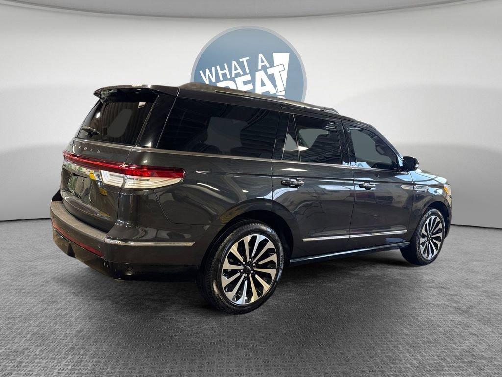 Used 2024 Lincoln Navigator Reserve image 3