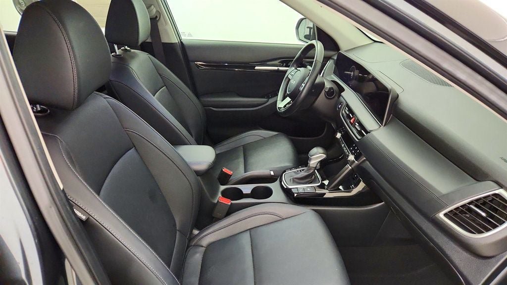 Used 2024 Kia Seltos EX FWD image 22