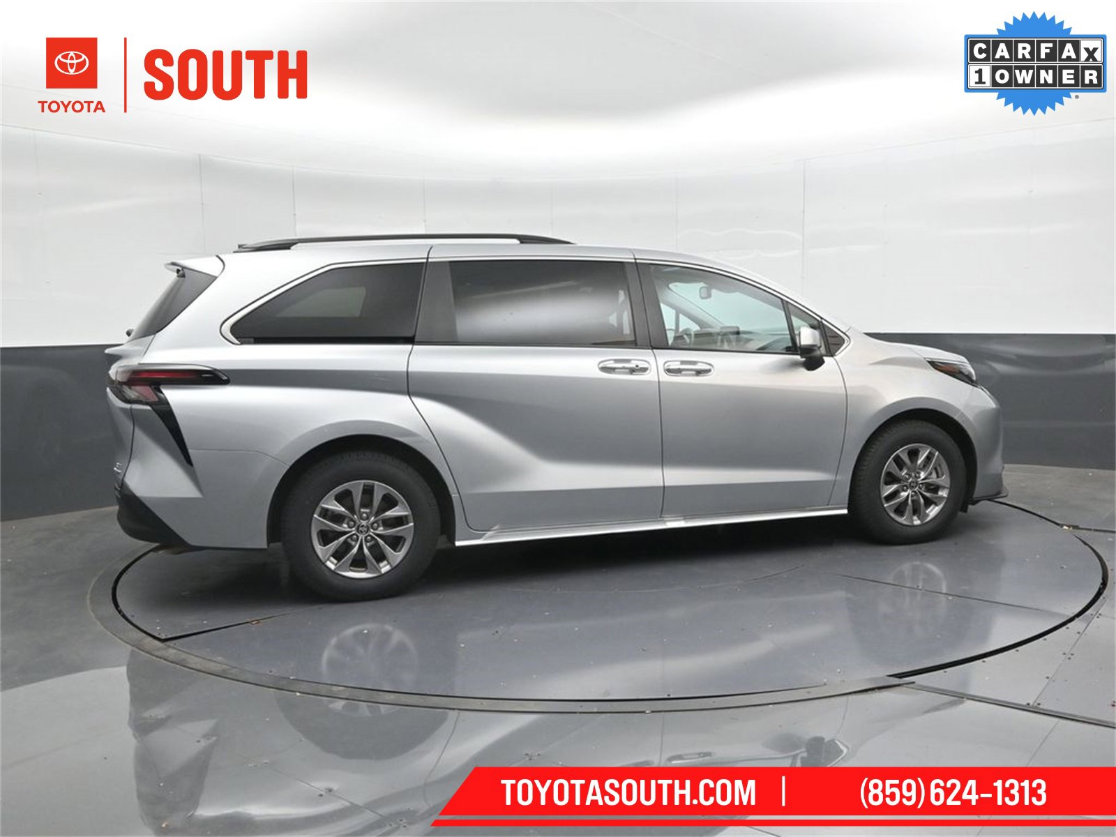 Used 2024 Toyota Sienna XLE image 3