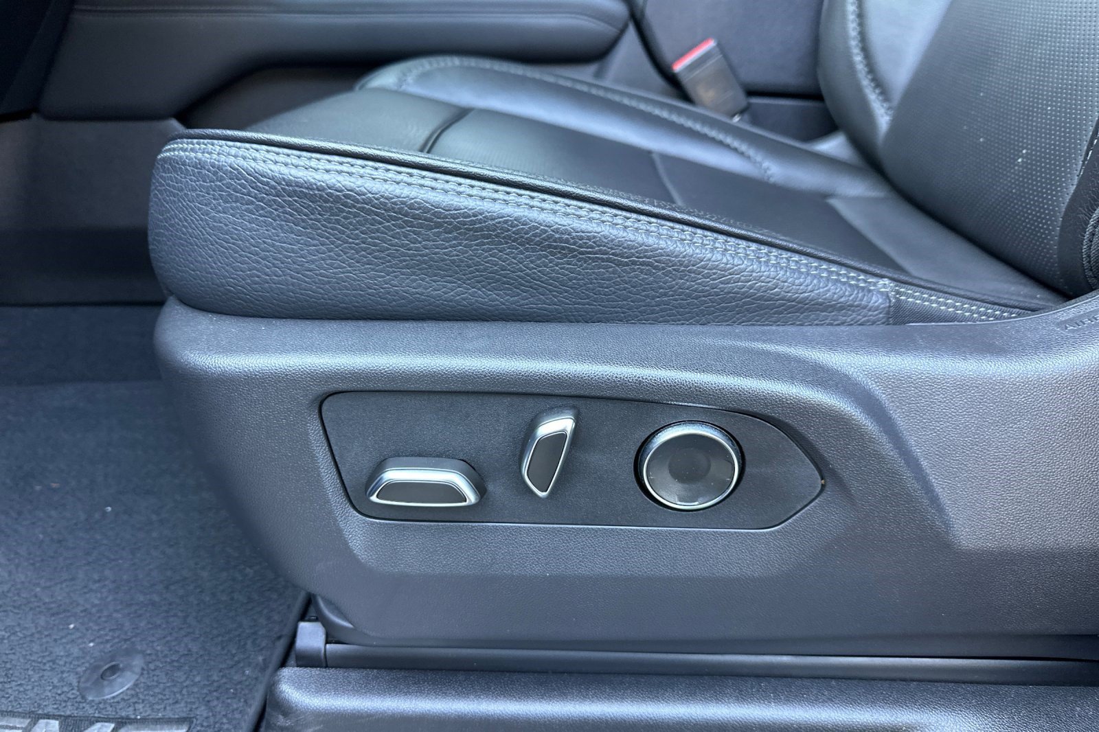Used 2025 GMC Yukon Denali AWD/4WD image 14