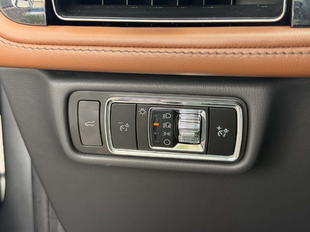 Used 2023 Lincoln Aviator Reserve w/ Equipment Group 201A RWD image 31