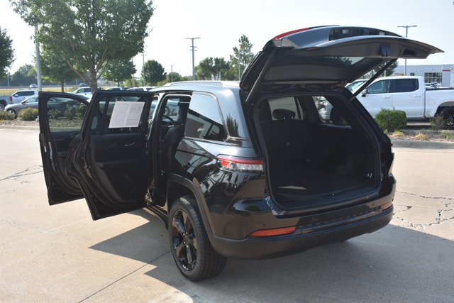 Used 2023 Jeep Grand Cherokee Altitude RWD image 15