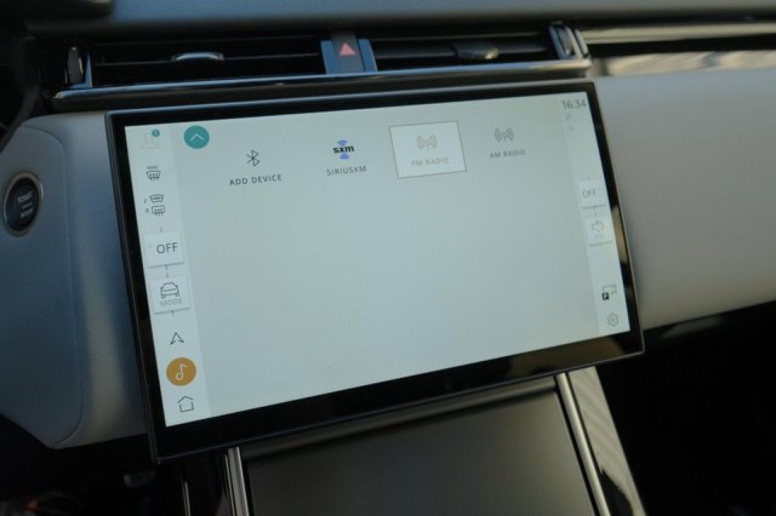 New 2025 Land Rover Range Rover Velar Dynamic SE image 24