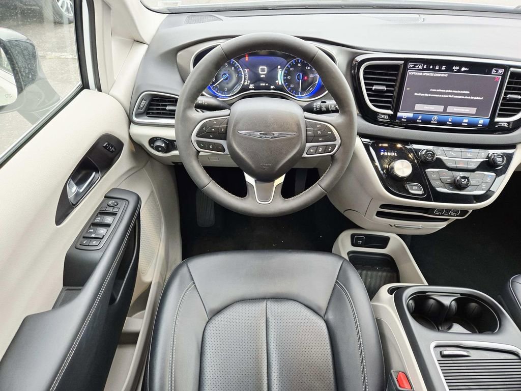 Used 2024 Chrysler Pacifica Touring-L image 11