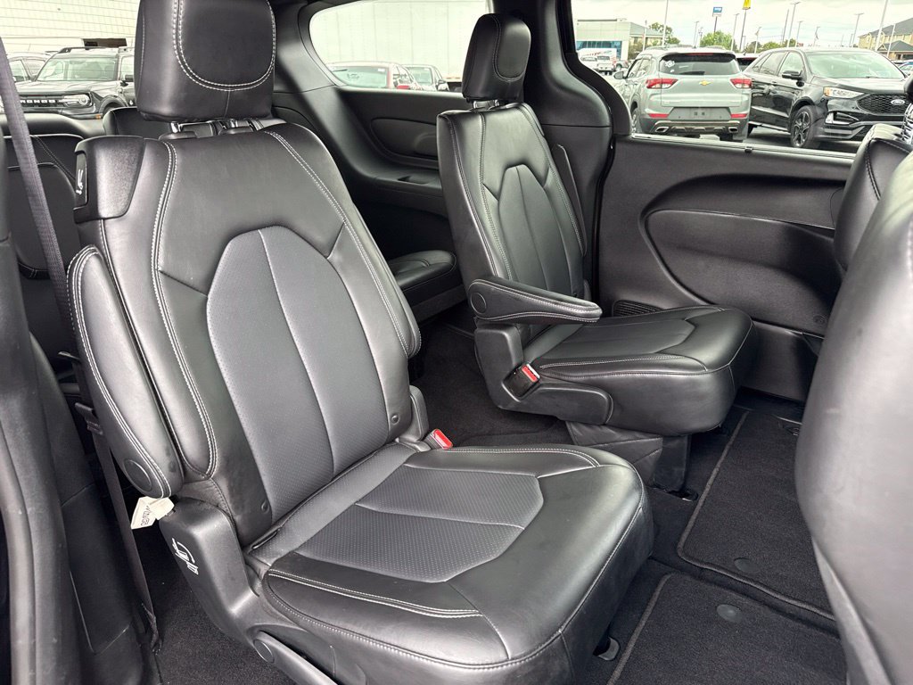 Used 2025 Chrysler Pacifica Select FWD image 35