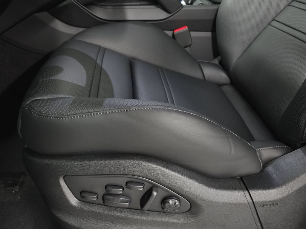 New 2026 Porsche Cayenne Coupe AWD/4WD image 25
