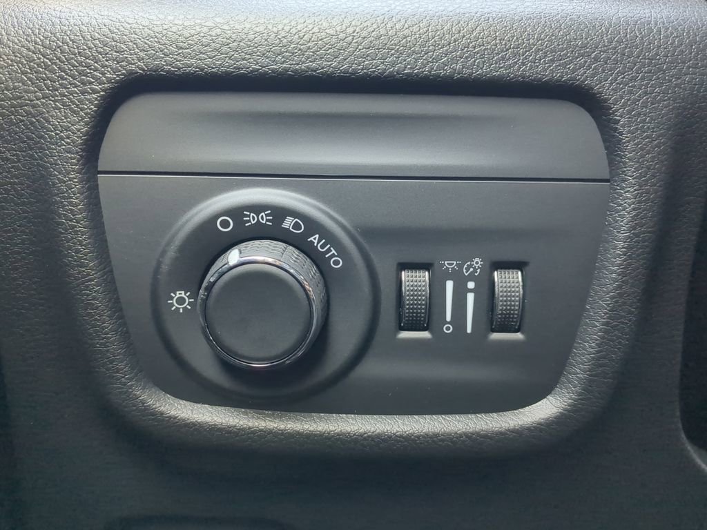Used 2025 Jeep Grand Cherokee Laredo X w/ Luxury Tech Group I RWD image 20