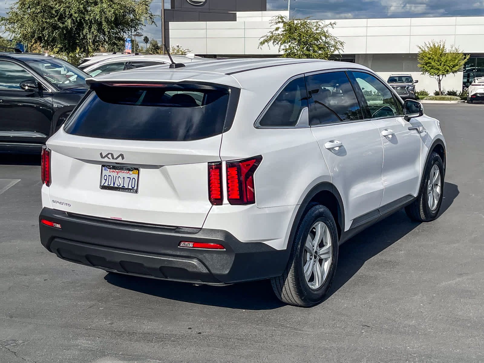 Used 2023 Kia Sorento LX image 4