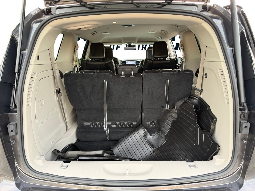 Used 2022 Chrysler Pacifica Touring-L w/ Uconnect Theater Family Group FWD image 11