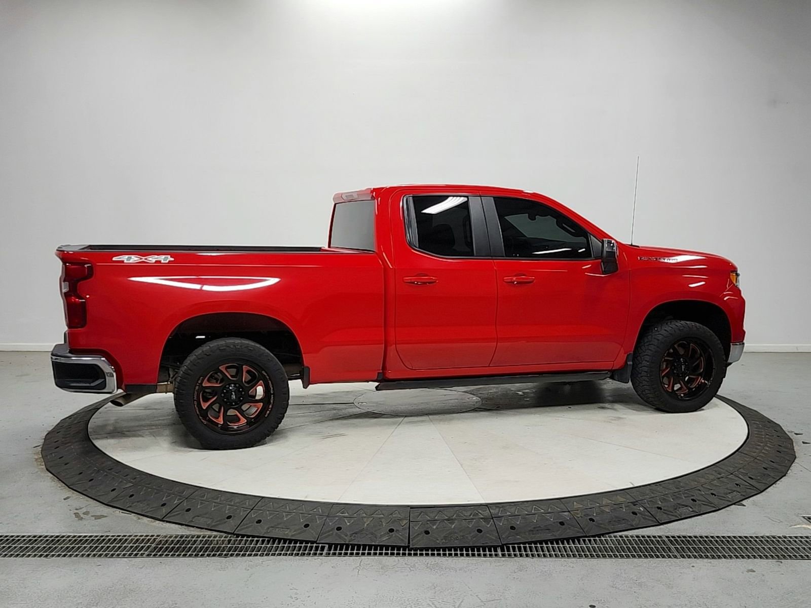 Used 2023 Chevrolet Silverado 1500 LT AWD/4WD image 8