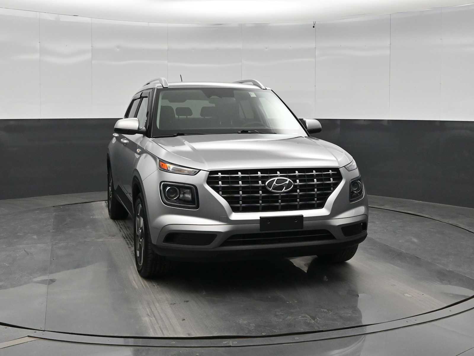 Used 2024 Hyundai Venue SEL FWD image 2