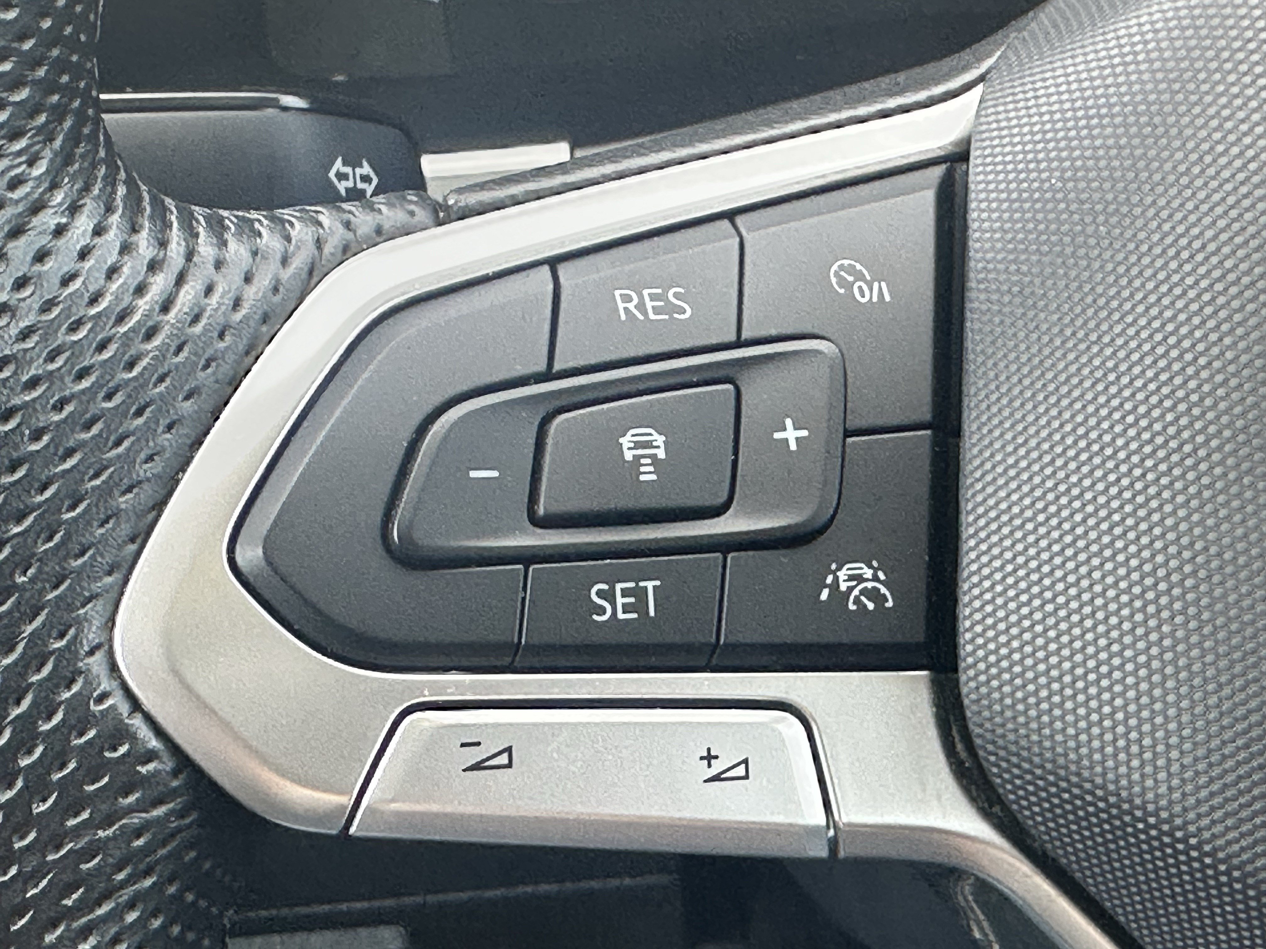 Used 2022 Volkswagen Atlas SEL R-Line AWD/4WD image 24