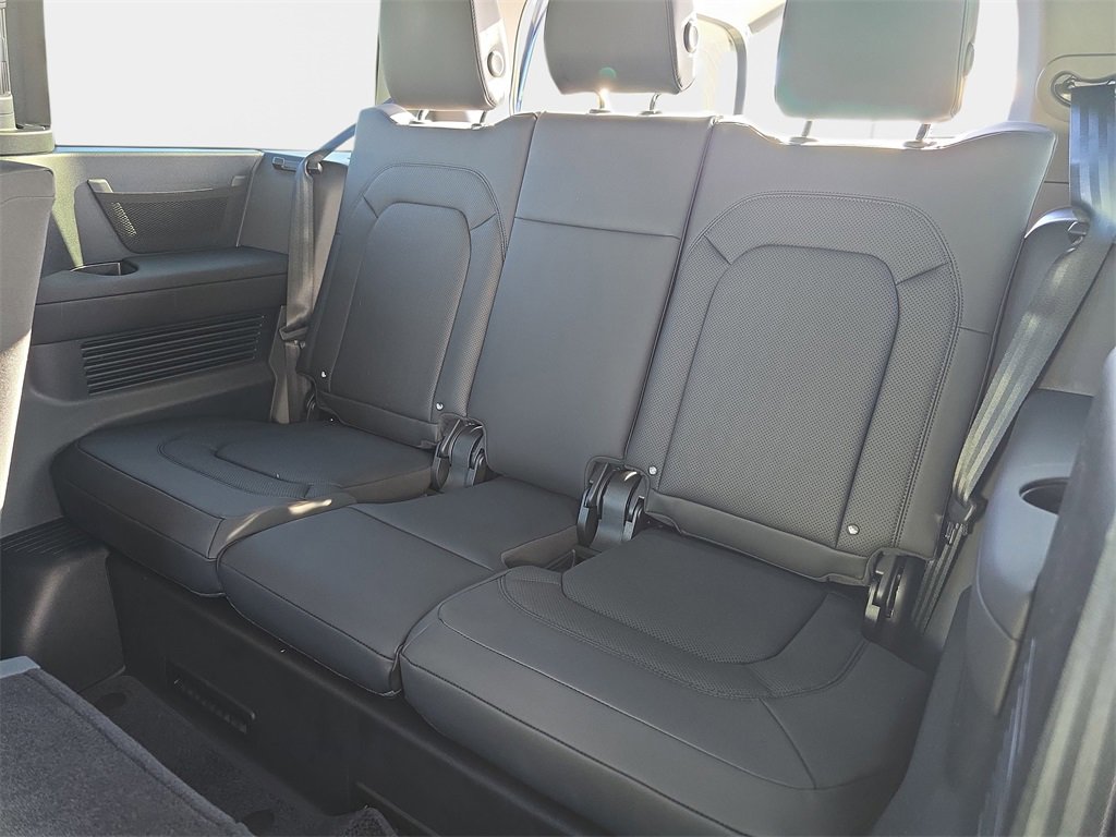 New 2026 Land Rover Defender 130 X-Dynamic SE image 12